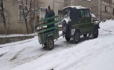 Кметът на девинското село Селча чисти сняг с лични средства