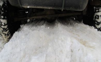 „Рено Клио“ закъса в снега в района на Рожен
