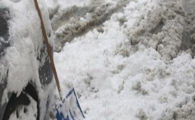Двама младежи закъсаха с автомобил в снега близо до Давидково