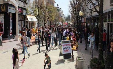 Ученици организираха благотворителен базар в центъра на Смолян