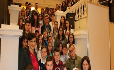 Ученици от Смолян посетиха Народното събрание по покана на Даниела Дариткова