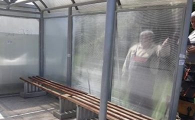 Община Смолян ремонтира повредени автобусни спирки