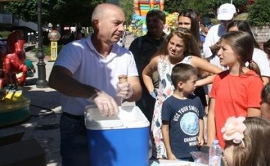 Смолянчанин отново зарадва стотици деца с безплатен сладолед