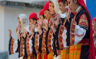 С хоро на площада стартира новата учебна година в Смолян