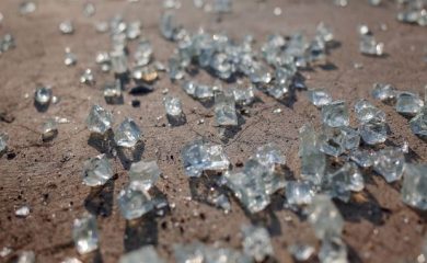 Счупиха предното стъкло на Волво в Смолян