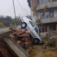 Шкода се заби в двора на къща в Смолян
