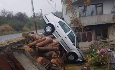 Шкода се заби в двора на къща в Смолян