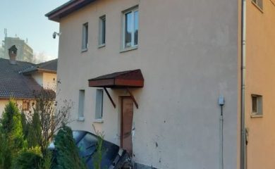 18-годишен младеж “паркира” автомобила си в двора на къща