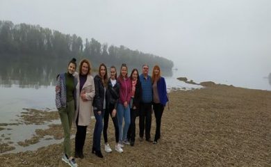 Учители и ученици от ЕГ “Иван Вазов” на посещение в русенско училище