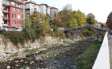 Община Смолян поръча изграждане на подпорни стени до Римския мост
