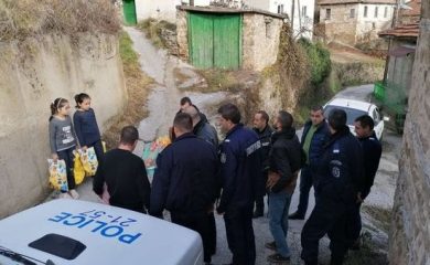 Полицаи от Смолян събраха дарения за три сестрички, останали без майка