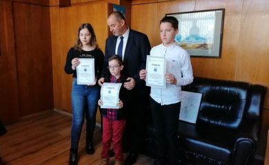 Полицията в Смолян раздаде награди, стипендии и подаръци на деца