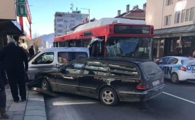 Един мъж е със спукано коляно след вчерашната катастрофа в центъра на Смолян