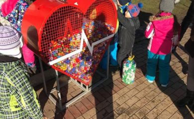 Деца дариха пластмасови капачки в Чепеларе
