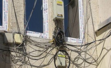 Стартира принудително премахване на висящи и незаконни кабели в Смолян