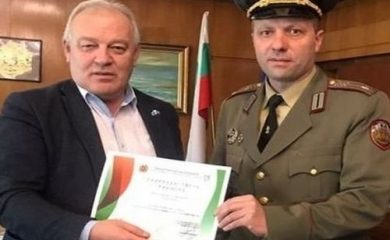 Кметът Мелемов получи грамота за издигане авторитета на Българската армия