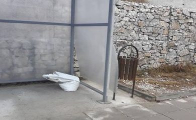 Вандалска проява на спирка в Смолян
