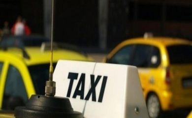 Всички шофьори на таксита и обществения транспорт задължително с маски