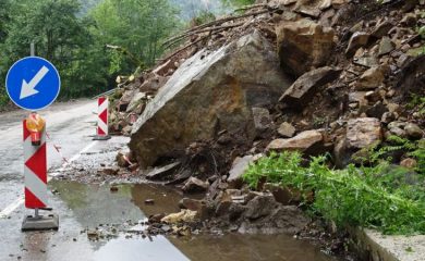 Свлачище се е активизирало по пътя за боринското село Буйново