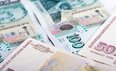 Тийнейджър изтегли 1600 лева с чужда дебитна карта
