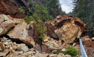 Свлачище затвори пътя за родопското село Чала