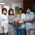 Радослава Лазарова дари защитни маски на бебешкото отделение в смолянската болница