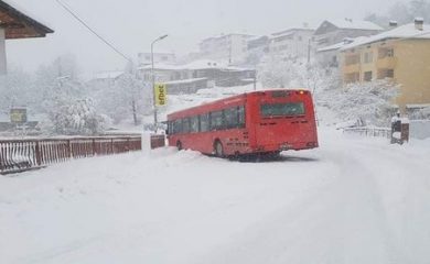Автобус затвори движението на Каптажа, в цялата област само с вериги