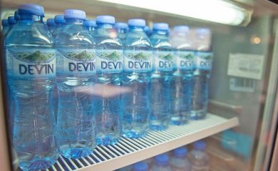 Devin дарява над 100 000 бутилки вода на БЧК
