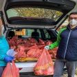 Радо Янков дари продукти от пъpвa нeoбxoдимocт на хора в Чепеларе