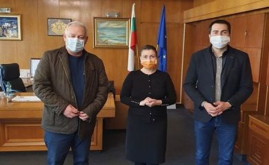 Консул Теодора Игнатова дари 100 пакета храна за крайно нуждаещи се хора в община Смолян