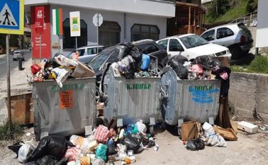 Смолянчани изразяват своето възмущение от непочистените контейнери с боклук