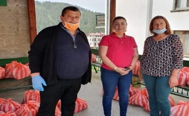 Дариха храна на нуждаещи се хора в смолянски села