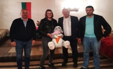 Първото бебе в Широка лъка за 2020 година получи подаръци от кметa Мелемов