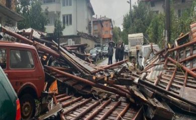 Ураганен вятър в Смолян отнесе покриви