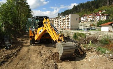 Започна изграждането на подпорна стена по десния бряг на река Черна в Устово