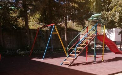 Жители на Устово благодарят на кмета Мелемов за ремонтирана детска площадка