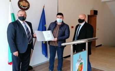 Наградиха IT специалист нa Община Смолян за разкриване на кражба от бижутерски магазин