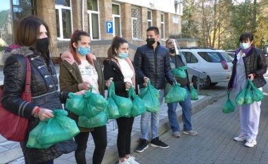 Ученици от гимназията по туризъм приготвиха обяд за медиците на първа линия в Смолян