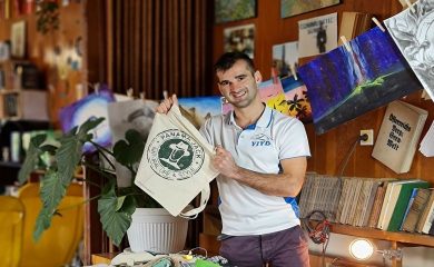 Смолянски младежи превръщат стари дънки и тениски в практични чанти