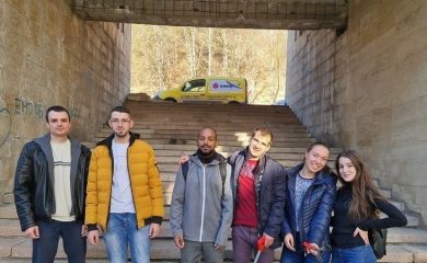 Младежи почистиха района на Каскадите в Смолян