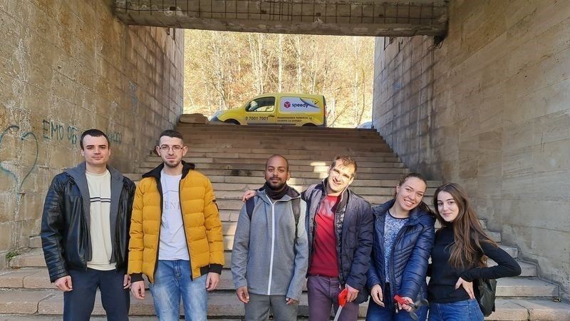 Младежи почистиха района на Каскадите в Смолян