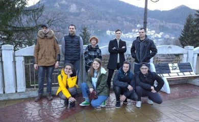 Младежи изрисуваха градските пейки в Смолян