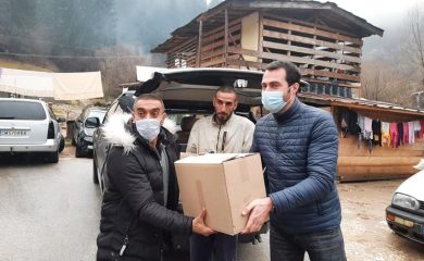 Зам.-кметът Марин Захариев занесе кашони с храна на пострадалите от свлачището