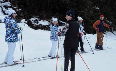 Олимпийската шампионка Екатерина Дафовска обучава деца по ски бягане в Пампорово