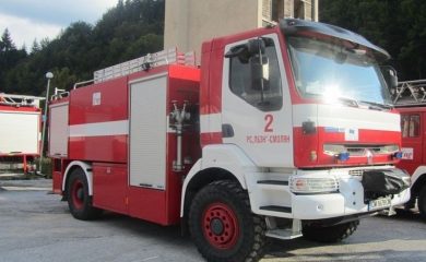Пожарникари свалиха бедстваща котка от дърво и оказаха помощ на паднала крава в шахта