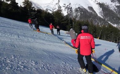 Смолянски алпийци участват в подготовката на състезанията от световния ски календар в Банско
