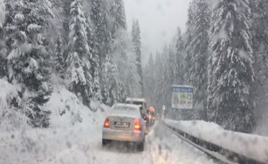 Обилен снеговалеж в Смолянско, ограничено е движението през Рожен