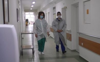 Студентът по медицина Димитър Маргаритов работи като доброволец в смолянската болница