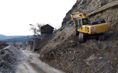 Укрепват срутището на пътя за чепеларското село Павелско