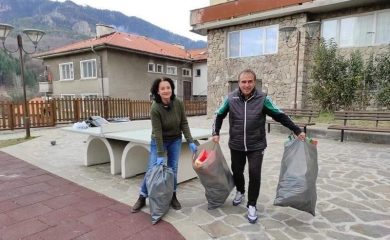 Граждани започнаха кампания за почистване на Смолян